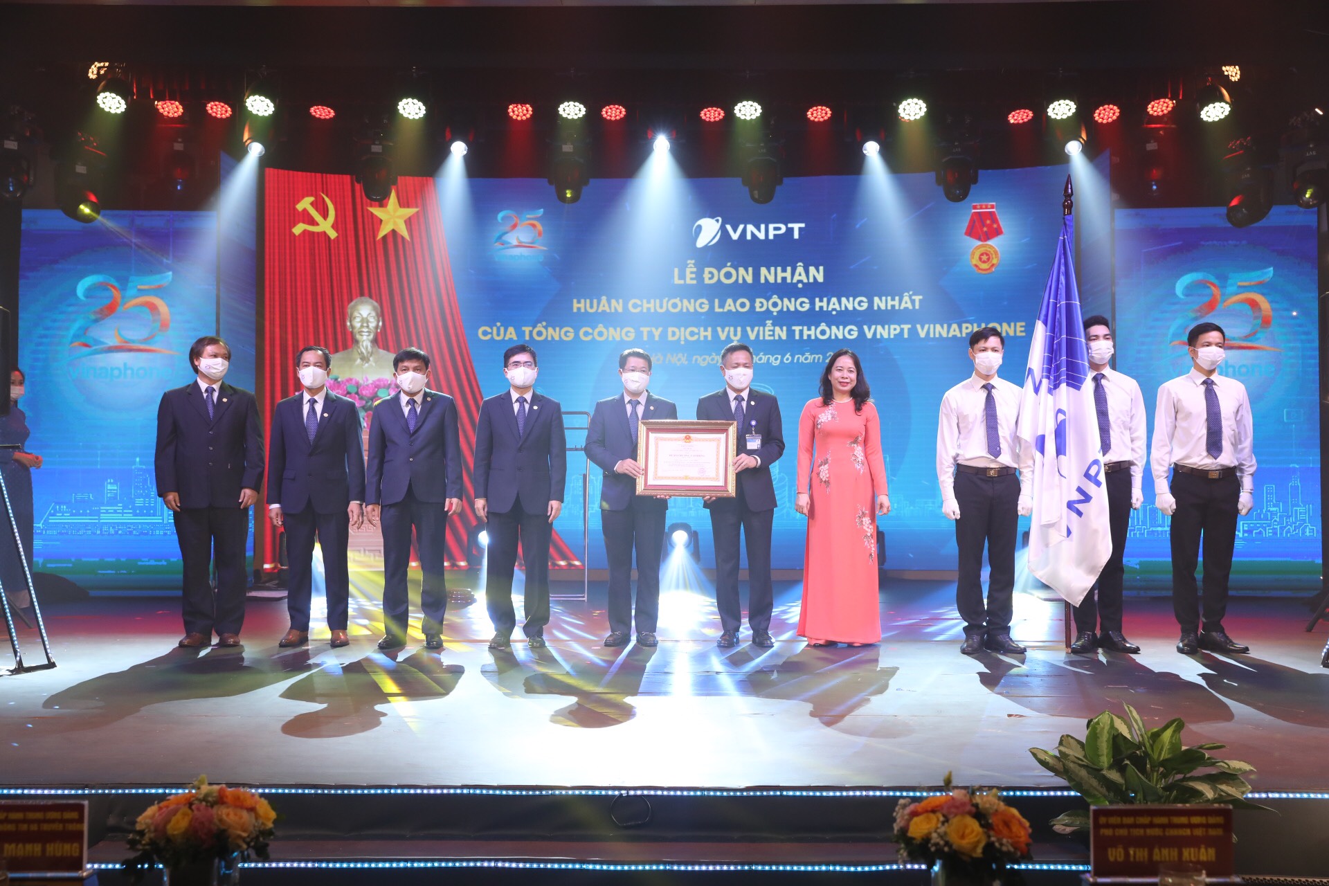 VinaPhone đón nhân Huân chương Lao động hạng Nhất